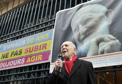 Enero del  2011 en Paris. Hessel,  hablando en la sede de la asociaci&oacute;n francesa &quot;Ema&uacute;s&quot;.