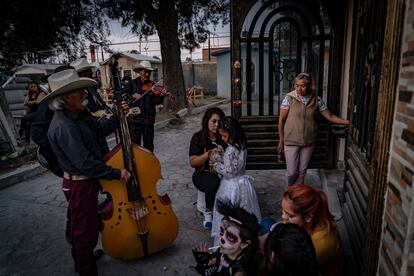 Pobladores de San Pedro Tláhuac asisten al panteón municipal para decorar las tumbas de sus seres queridos, como parte de la tradición de día de muertos que se festeja en México, en la alcaldía Tláhuac, de Ciudad de México, el 1 de noviembre de 2022.