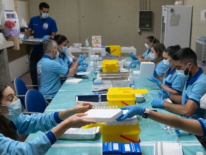 Punto de preparación de vacunas en el centro instalado en el Estadio Olímpico de Sevilla, el jueves.