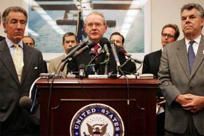 Martin McGuinnes (en el centro) comenta el anuncio del IRA durante su visita ayer al Capitolio.