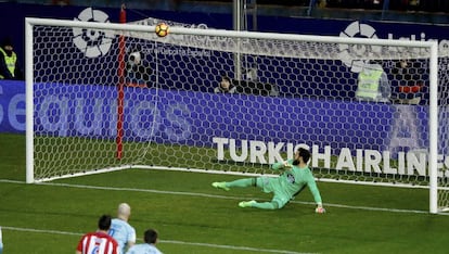 El bal&oacute;n impacta en el larguero tras el penalti de Torres.