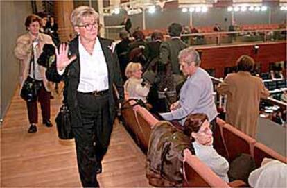 Familiares de los afectados del plan de discapacitados (en la imagen), abandonando la tribuna de invitados en medio del pleno de la Asamblea de Madrid.