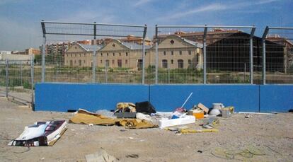 Basura acumulada en el entorno de las naves de Juan Verdeguer.