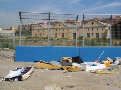 Basura acumulada en el entorno de las naves de Juan Verdeguer.