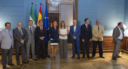 La presidenta de la Junta, Susana D&iacute;az, con los rectores de universidades andaluzas, en Sevilla. 