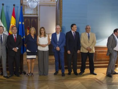 La presidenta de la Junta, Susana D&iacute;az, con los rectores de universidades andaluzas, en Sevilla. 