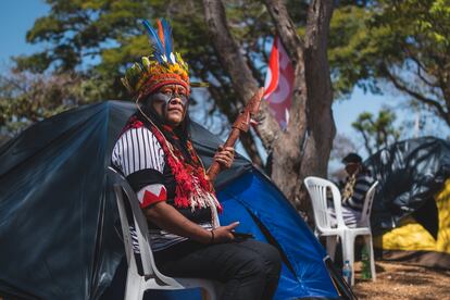 Valdelice Veron, de la etnia Guaraní Kaiowá, el pasado miércoles en el campamento indígena en Brasilia.