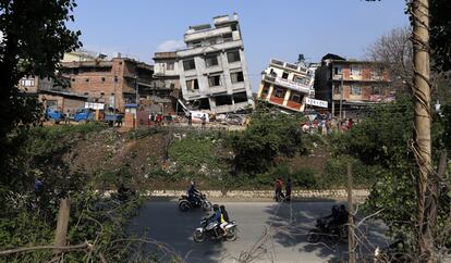 Edificios derruidos a las afueras de Katmandú (Nepal), el 27 de abril de 2015.