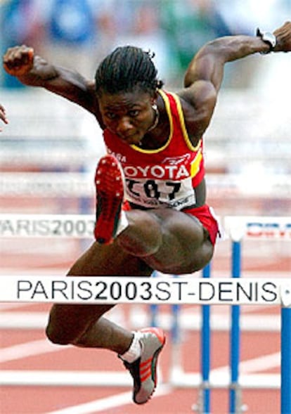 Glory Alozie salta una de las vallas durante los Campeonatos del Mundo de París 2003.