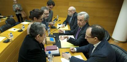 Los diputados de los grupos hablan con el presidente de la comisión, Rafael Maluenda