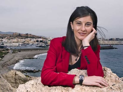 Pilar Navarro posa a la entrada de Almería, ayer, con la Alcazaba y el puerto al fondo.