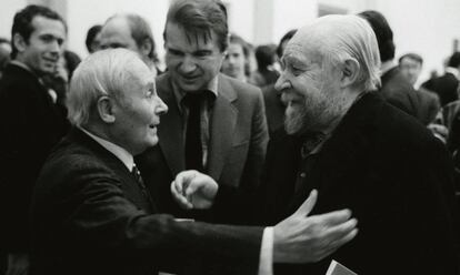 Francis Bacon amb Joan Mir&oacute; i Andr&eacute; Masson a la inauguraci&oacute; de la seva retrospectiva a Par&iacute;s el 1971. 