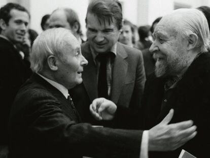 Francis Bacon amb Joan Mir&oacute; i Andr&eacute; Masson a la inauguraci&oacute; de la seva retrospectiva a Par&iacute;s el 1971. 