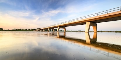 Casi 30 kilómetros de largo tiene el dique que los holandeses construyeron en 1932, robándole al mar del Norte el <a href="https://www.holland.com/es/turista.htm" target="_blank"> Lago Ijssel </a>. Esta gran superficie de agua, la mayor del país, es hoy una meca para los amantes de los deportes de vela, ya que, debido a lo llano del terreno circundante, aquí soplan casi siempre fuertes vientos. Por sus riberas se reparten puertos pintorescos donde puede uno concluir plácidamente la jornada tras una intensa travesía. Quien no tenga el título de patrón de yate, puede poner su suerte en manos de un experimentado capitán y reservar plaza en alguno de los veleros turísticos que surcan sus aguas.