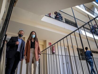 Rubén Martínez Dalmau, con la ministra Ione Belarra, en una visita hecha hace unos meses a una promoción de viviendas en Valencia.