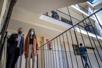 Rubén Martínez Dalmau, con la ministra Ione Belarra, en una visita hecha hace unos meses a una promoción de viviendas en Valencia.