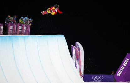 La china Cai Xuetong realiza un salto durante la prueba de snowboard.