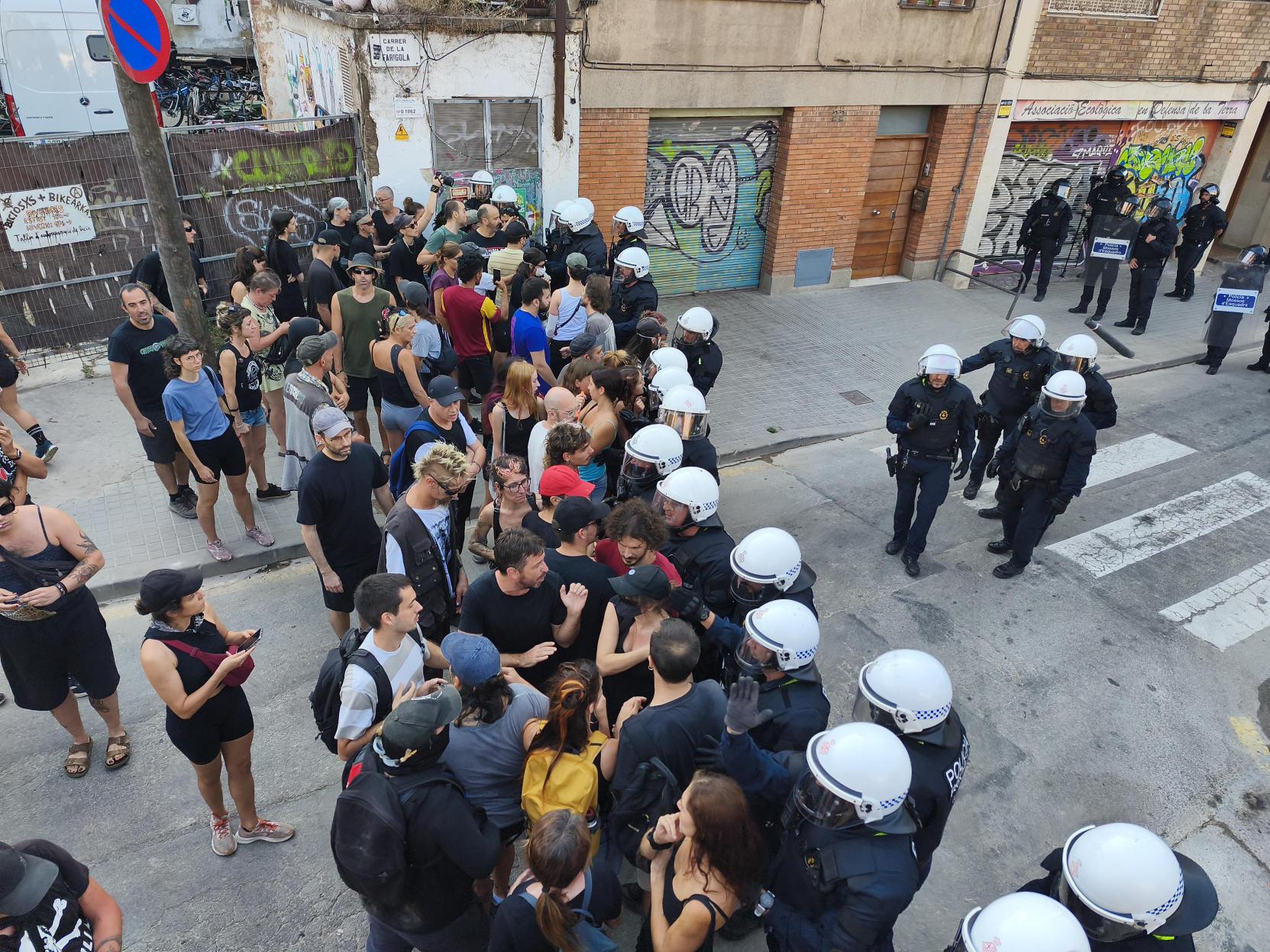 Decenas de vecinos se concentran para impedir el desahucio de una familia en Vallcarca, este miércoles.