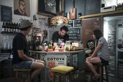 La barra del Singlot, amb Pepe López servint una cervesa.