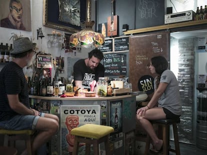 La barra del Singlot, amb Pepe López servint una cervesa. 