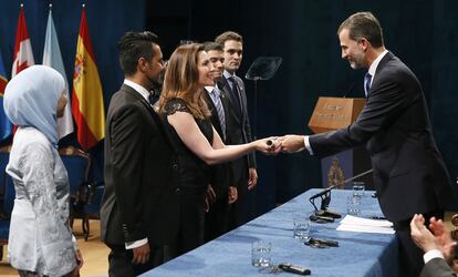 La subsecretaria de Estado para Asuntos Educativos y Culturales de Estados Unidos, Evan Ryan (3i), recibe de manos del rey Felipe VI el Premio Príncipe de Asturias de Cooperación Internacional 2014, galardón que ha sido recogido junto a Sidrotun Naim (i), Félix González Herranz (2i), Russell Quiñones, Nomsa Mazwai (4i) y Shechzad Hameed Ahmad (5i).