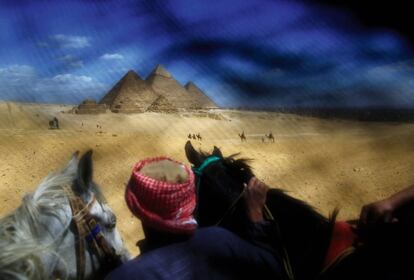 Vista de las pirámides de Giza, en Egipto, con un velo sobre la lente fotográfica.
