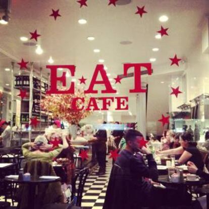 Interior del E.A.T. Cafe en Nueva York.