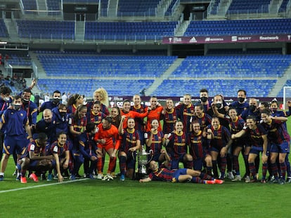 Las jugadoras del Barcelona celebran el título de la Copa de la Reina tras derrotar al EDF Logroño por 3-0 este sábado en La Rosaleda.