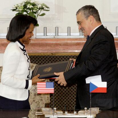 La secretaria de Estado de EE UU, Condoleeza Rice, intercambia documentos con su homólogo checo, Karel Schwarzenberg, en Praga