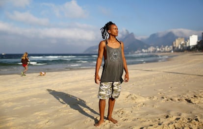 O estudante e acrobata Guilherme Barbosa posa para a foto na praia de Ipanema, no Rio de Janeiro. Ao ser perguntado se os cariocas se beneficiarão dos Jogos Olímpicos, Guilherme responde: “Os que conseguem alugar quartos em suas casas podem obter lucros adicionais, assim como os que trabalham na indústria do turismo. Mas a maioria das pessoas é abandonada com serviços de saúde e educação precários”. Se tivesse ocorrido uma votação, ele teria votado contra os Jogos Olímpicos.