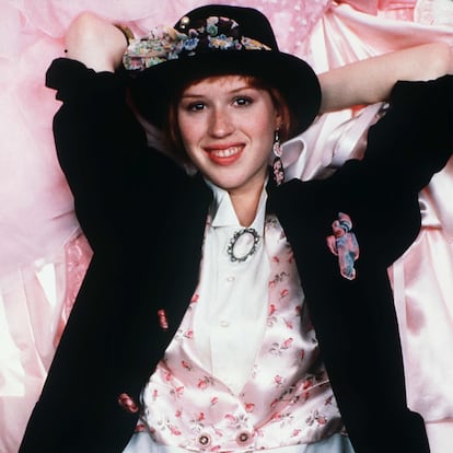 Molly Ringwald como Andie.