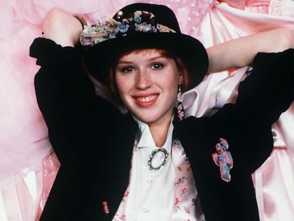 Molly Ringwald como Andie.