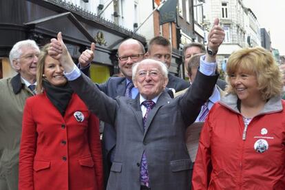 El candidato laborista Michael D. Higgins (c).