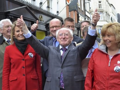 El candidato laborista Michael D. Higgins (c).