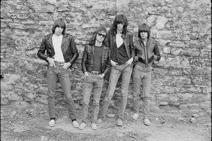 En los años sesenta, momento de mayor esplendor de la marca (y cambios sociales), estos jeans dejaron escenas tan memorables como las que se produjeron en 'Woodstock', el festival más famoso de la historia. Estos tipos de jeans también se convirtieron en el uniforme oficial y preferido de los músicos más importantes de la época, como Jefferson Airplane, los Rolling Stones y posteriormente, artistas como Debbie Harry y The Ramones (en la imagen) recogieron el testigo utilizando sus jeans 501® y 505® como parte de su propia identidad.
