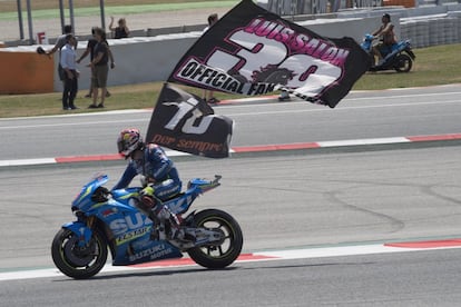 Maverick Viñales, que fue primero rival y luego compañero del piloto fallecido en Montmeló, le homenajea en la vuelta de honor al circuito. 