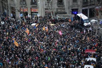 Los manifestantes concentrados en las inmediaciones de la Delegacion del Gobierno en Barcelona, por la detencion del expresidente Carles Puigdemont en Alemania.