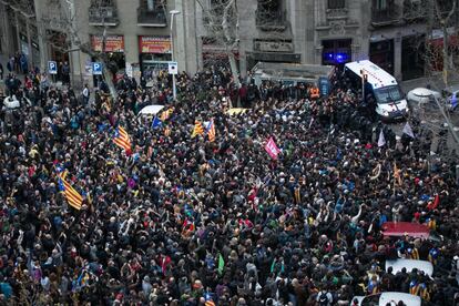 Los manifestantes concentrados en las inmediaciones de la Delegacion del Gobierno en Barcelona, por la detencion del expresidente Carles Puigdemont en Alemania.