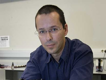 Pablo Loza-Álvarez, en su laboratorio del Instituto de Ciencias Fotónicas (Icfo), en Castelldefels.