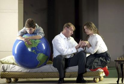 Günter Groissböck ( Boris Godunov) y Alina Yarovaya ( Yenia) durante el ensayo de 'Boris Godunov' , de Modest Musorgski.