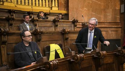 Un llaç groc en un ple de l'Ajuntament de Barcelona.