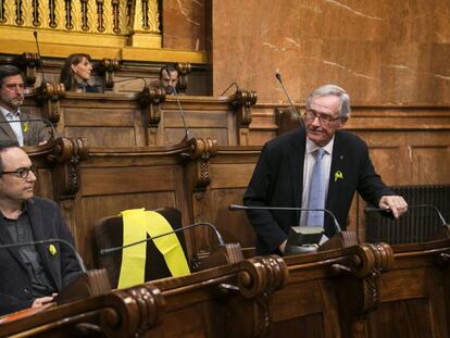 Un lazo amarillo en un pleno del Ayuntamiento de Barcelona.
