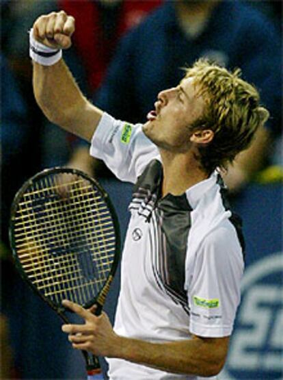 Juan Carlos Ferrero celebra su victoria sobre ndre Agassi.