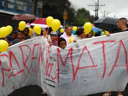 Moradores do Complexo do Alemão protestam durante o cortejo do corpo da menina Ágatha Félix, 8 anos, neste domingo. Na faixa, o protesto: 