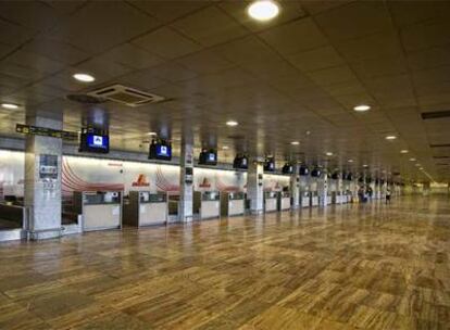 La antigua terminal T-2 del aeropuerto de El Prat, ayer, casi vacía.