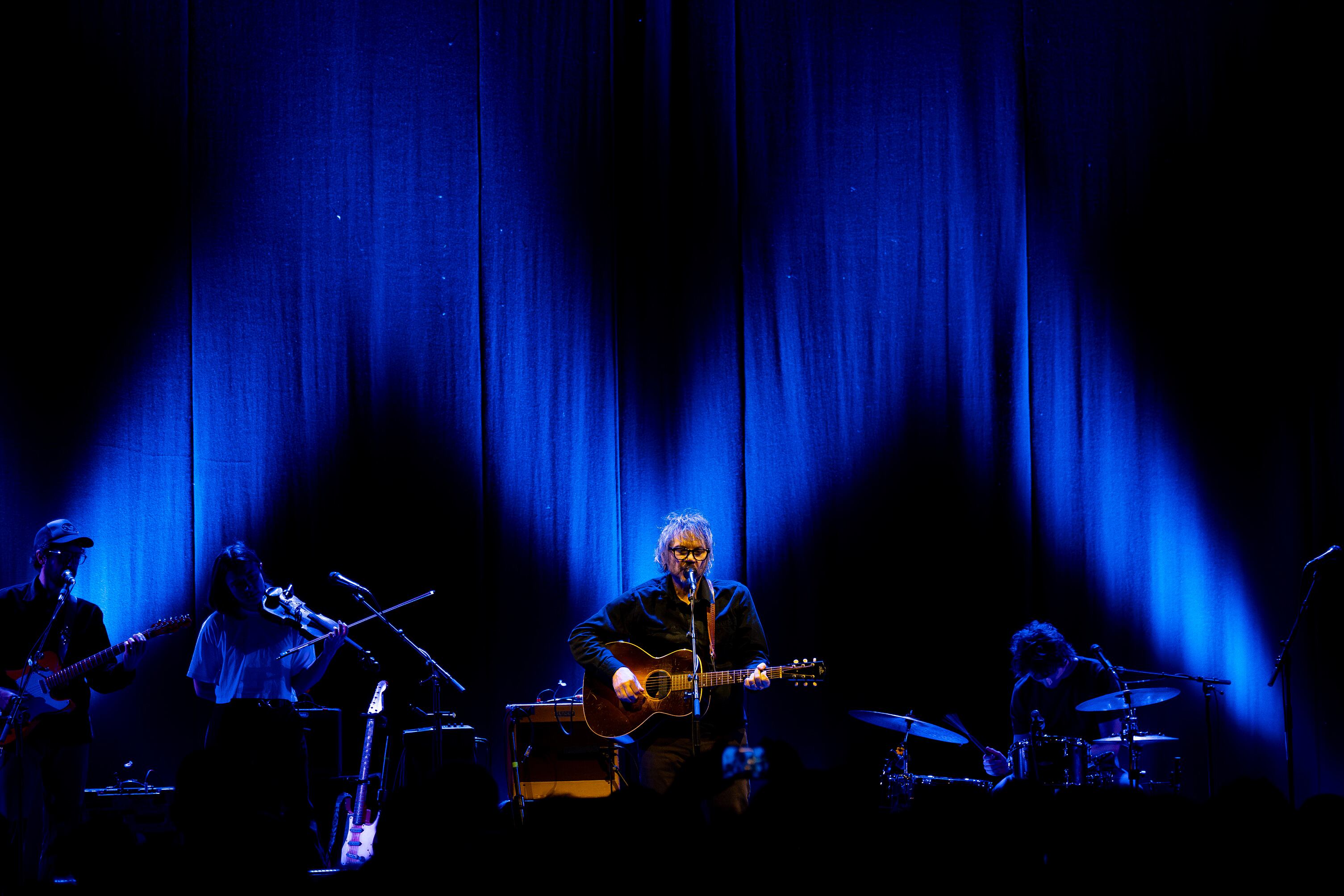 Jeff Tweedy y su banda durante el concierto en Barcelona el jueves 12 de febrero de 2026.
