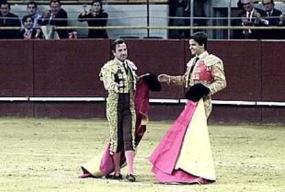 Curro Vázquez y El Juli saludándose tras el memorable tercio de quites del sexto toro.