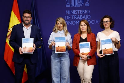 La vicepresidenta segunda y ministra de Trabajo, Yolanda Díaz (2i), durante la presentación de la campaña de actuaciones de la Inspección de Trabajo y Seguridad Social frente a las altas temperaturas en el puesto de trabajo.