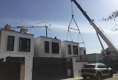 Obra de instalación de los módulos de la promoción de viviendas unifamiliaries Merian, de Aedas Homes, en Torrejón de Ardoz (Madrid).