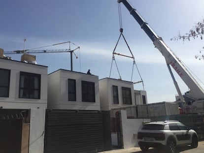 Obra de instalación de los módulos de la promoción de viviendas unifamiliaries Merian, de Aedas Homes, en Torrejón de Ardoz (Madrid).